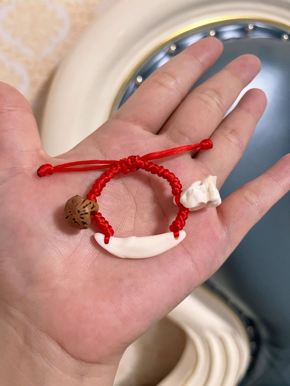 宝宝的辟邪压惊三件套 给宝宝编的黑狗牙猪惊骨桃核手绳,有驱凶辟邪防