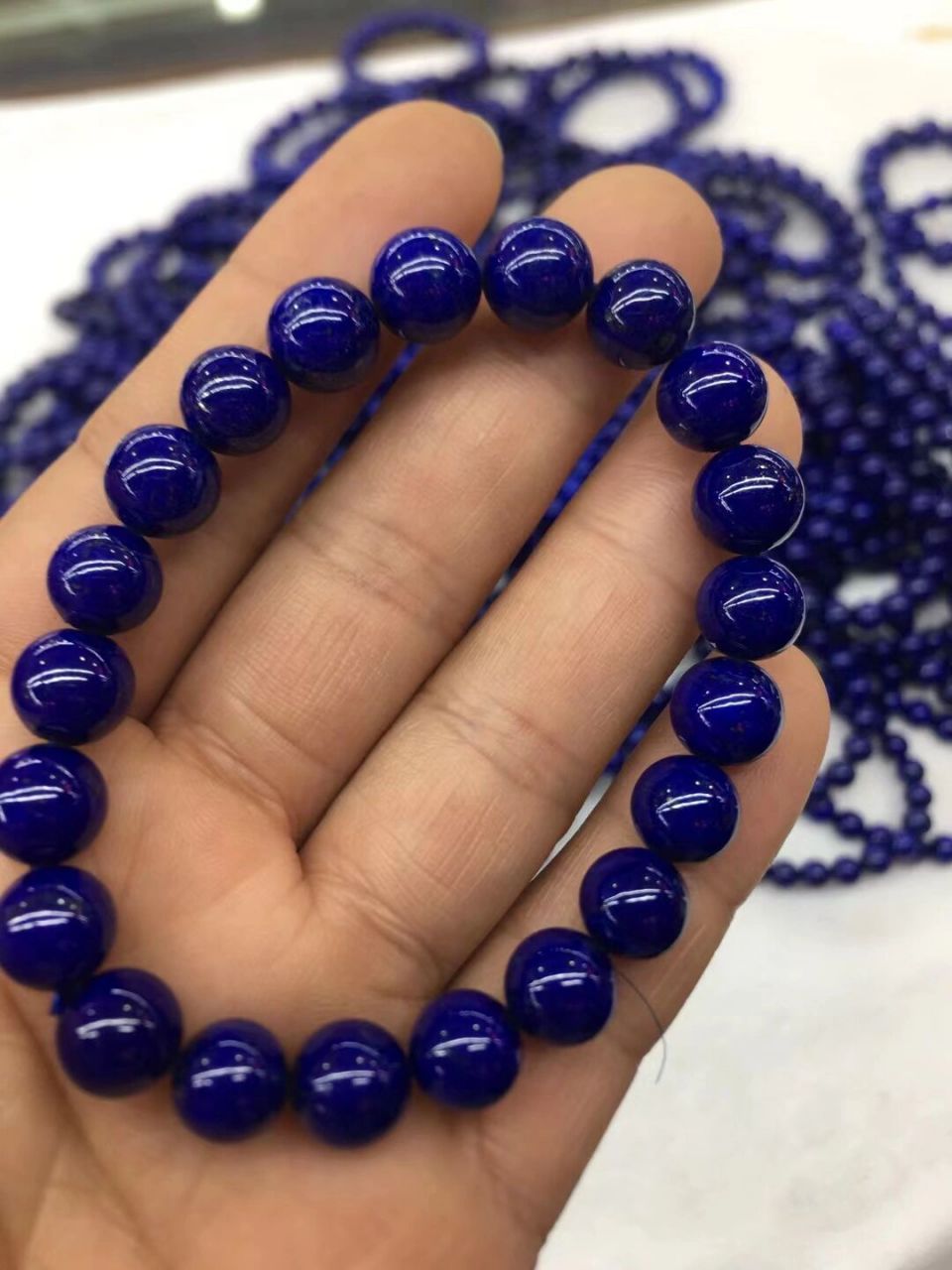 青金石的功效有2点:1,缓解压力,佩戴青金石能使人感到放松