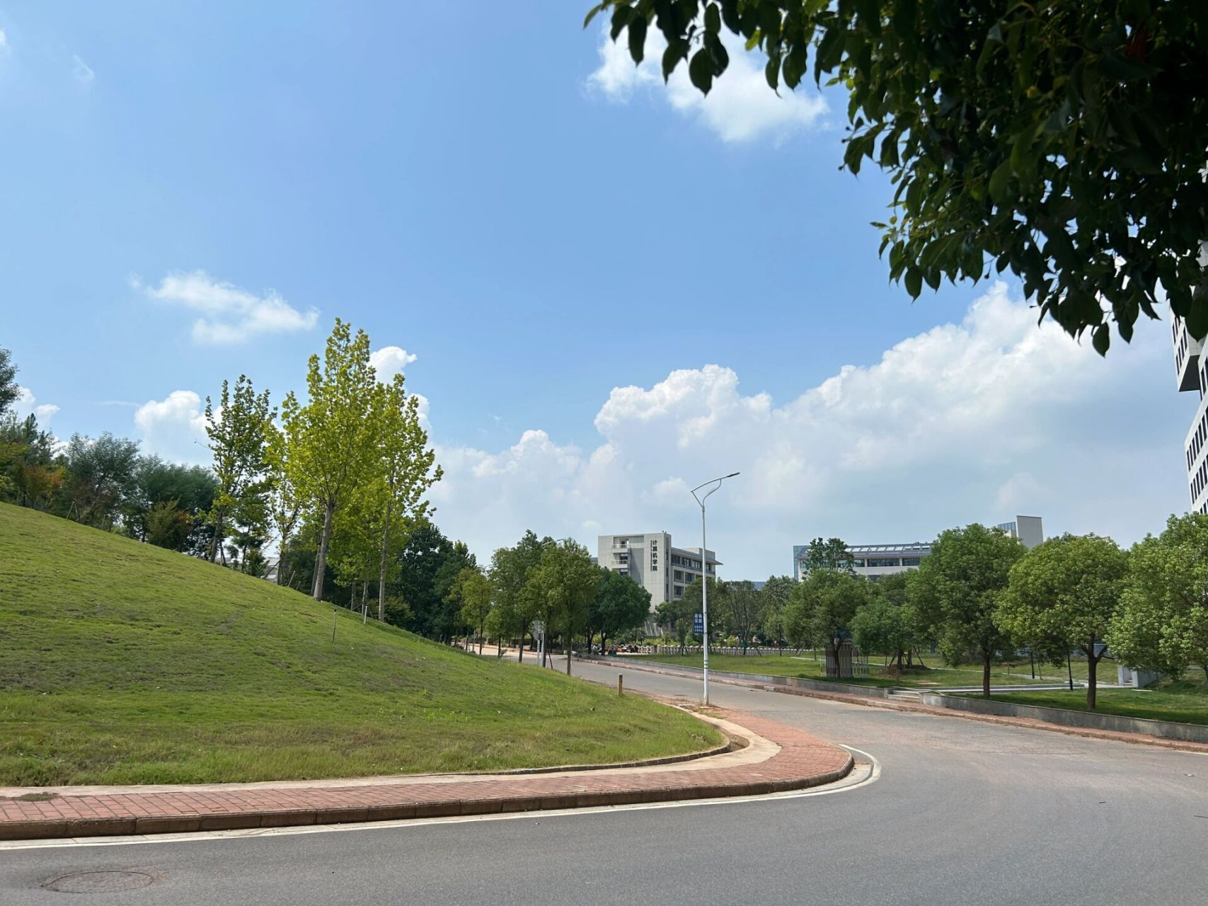 探校南华大学雨母校区 今天天气真的太热啦!