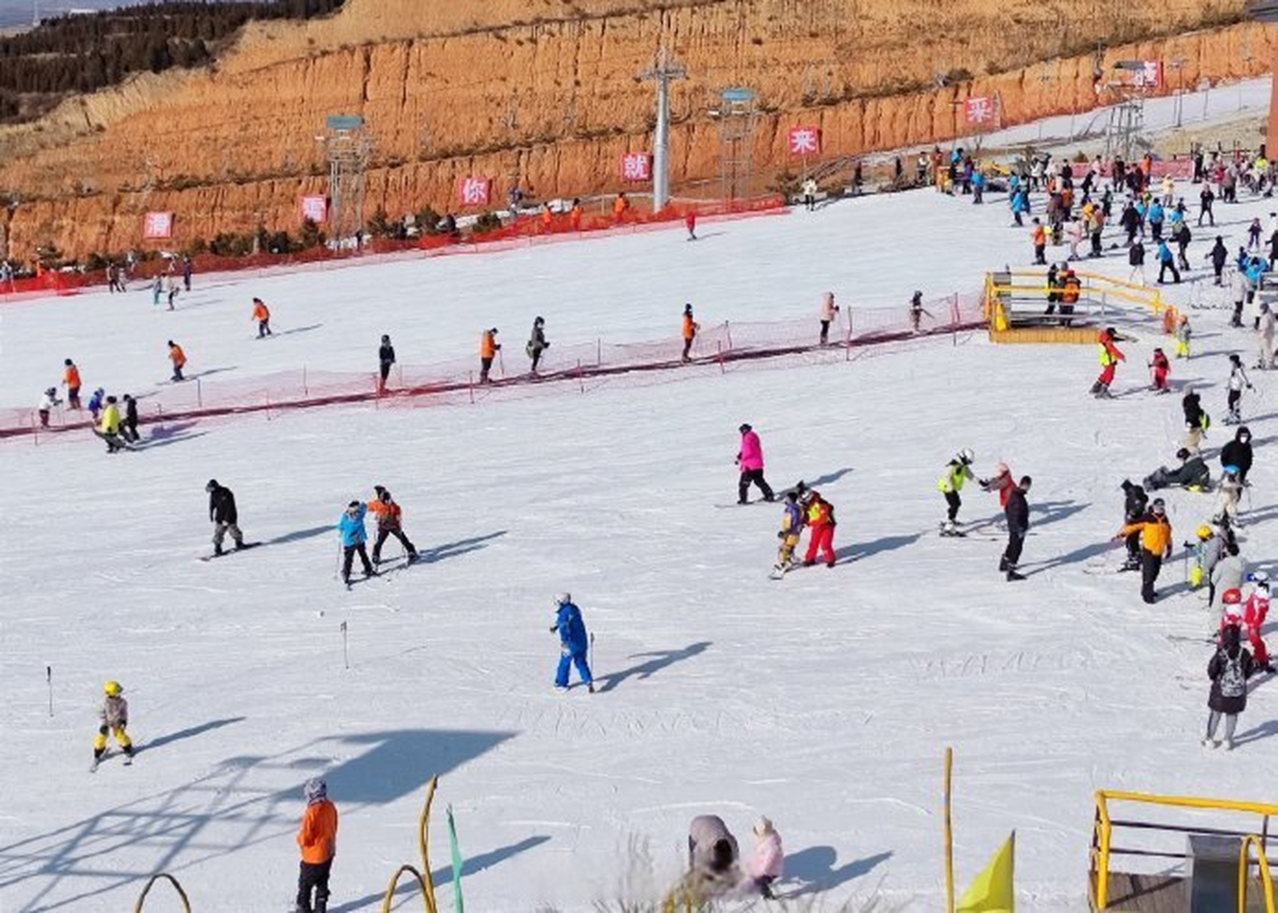 【冷資源變熱經濟】近日,太原一家滑雪場內,市民在不同級別的雪道上