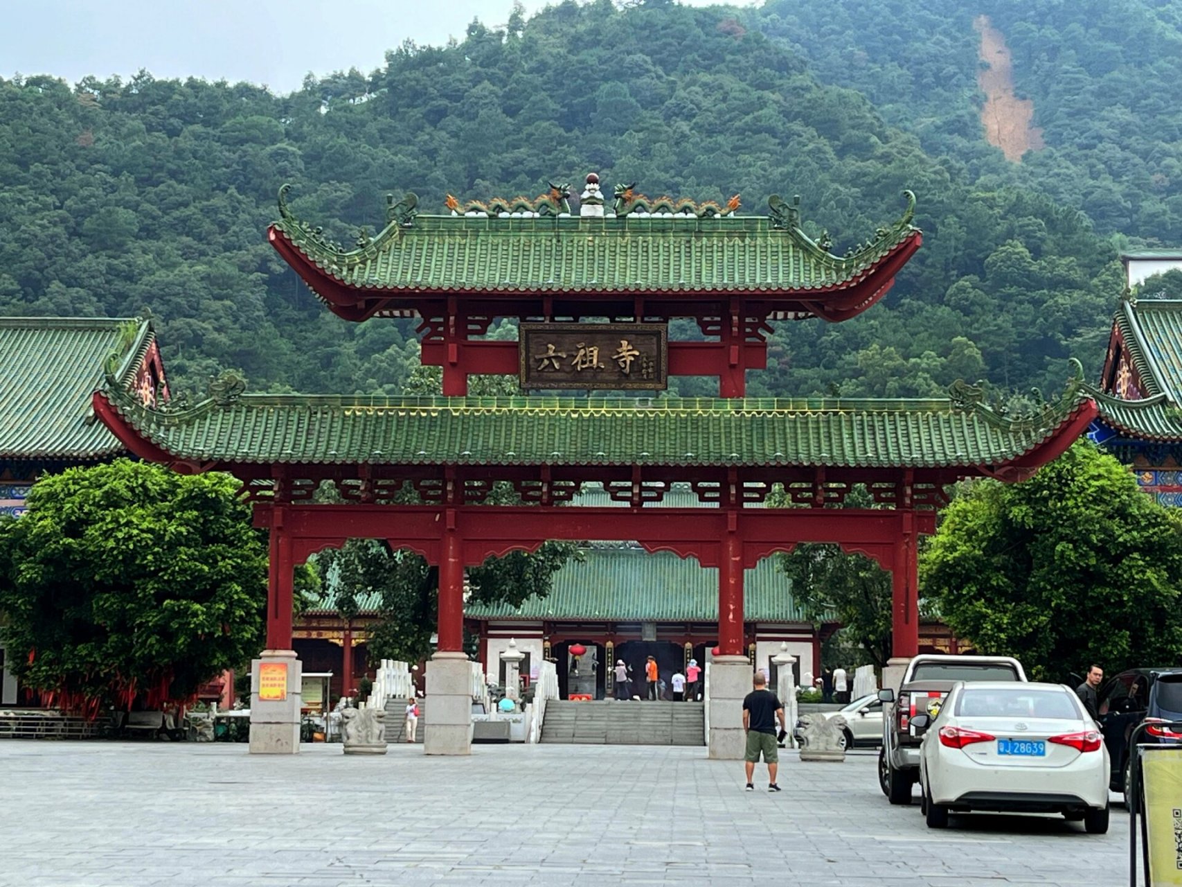 记录下此刻  六祖寺位于广东省肇庆市四会贞山风景旅游区内,原寺