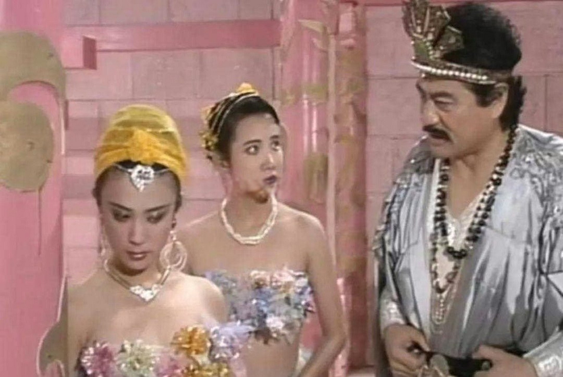 老版《封神榜》妲己穿的布料真少,服装又土又暴露,以前的电视剧真的敢