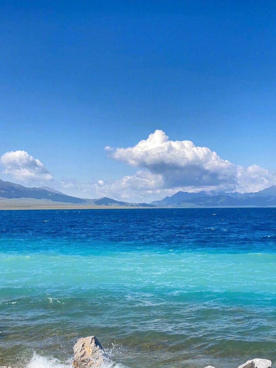 有一种蓝,叫赛里木湖蓝 赛里木湖位于我国新疆伊犁地区,是大自然赋予