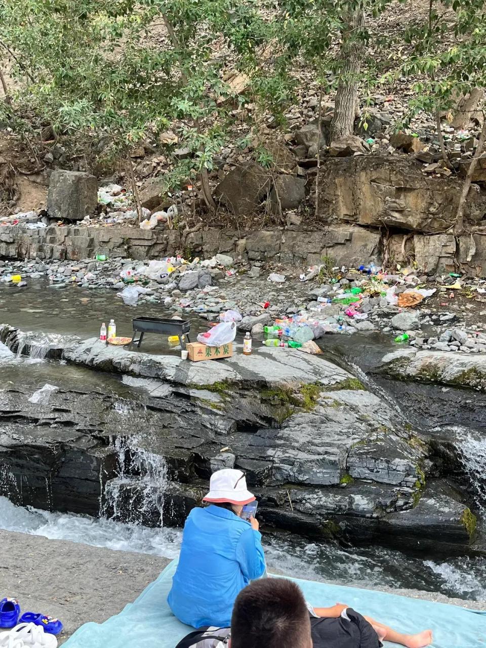 看到网友拍摄的米东区独山子村网红瀑布垃圾遍地就心疼,一个与世隔绝