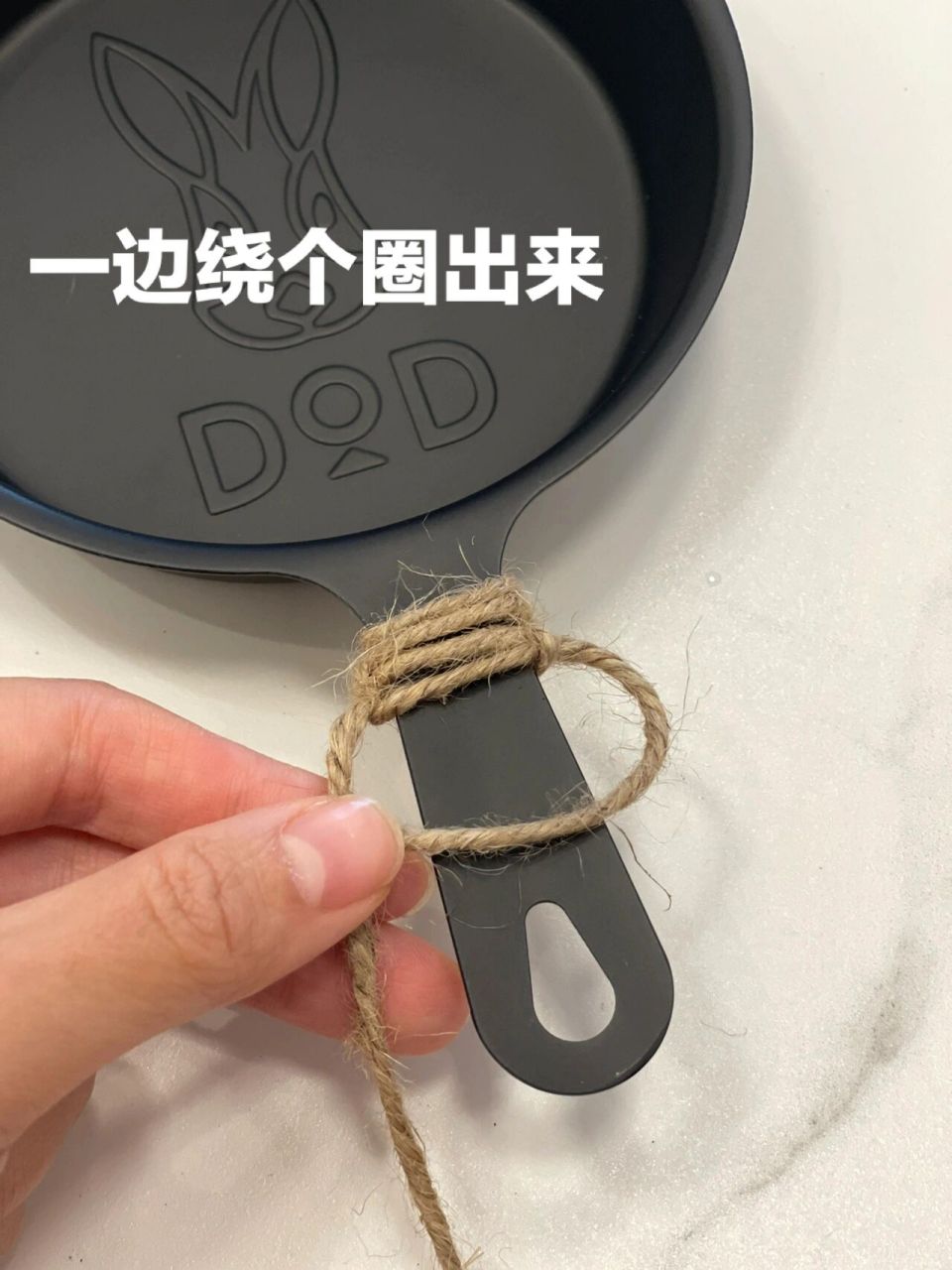 教你绑绳子 只需要用一根麻绳,像小时候编手链那样把手柄包裹起来,太