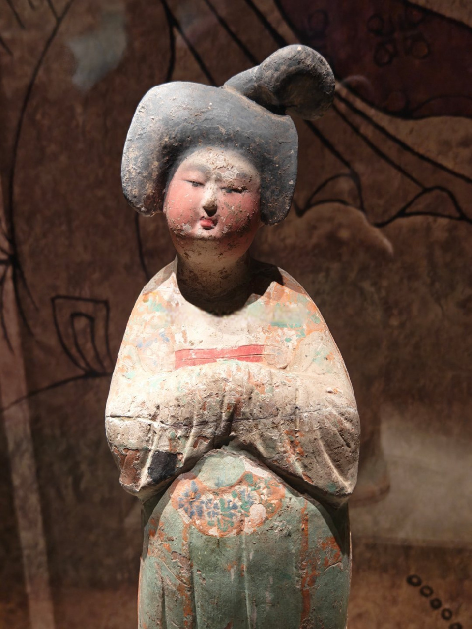 唐代女陶俑,不仅体态雍容华贵,脸上多有一种自信傲娇的神情.