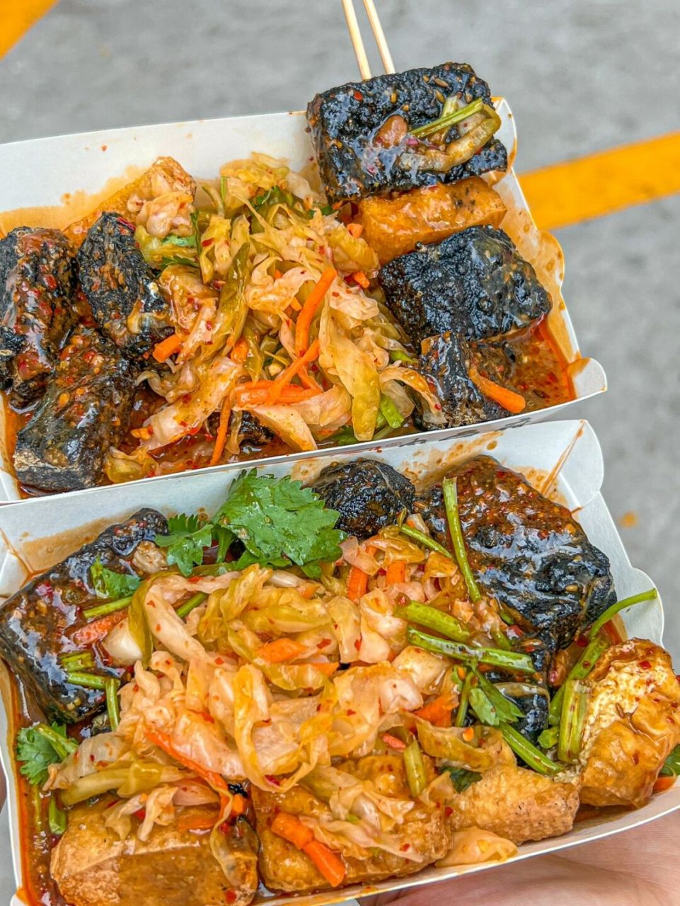 藏在中贸小巷里的小店～ 黑白两个色的臭豆腐炸的酥酥脆脆的!