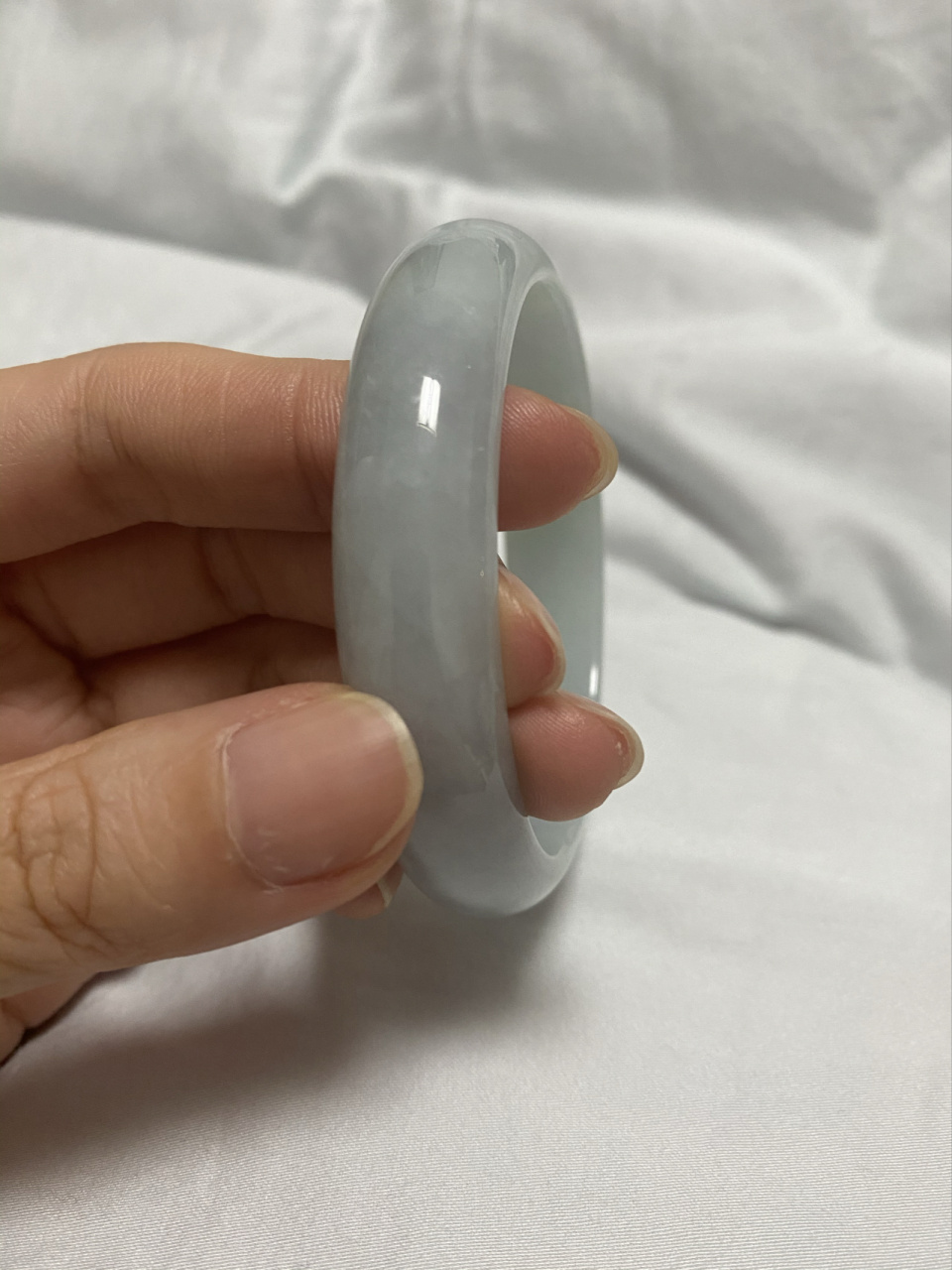 玉镯怎么分辨真假最简单的方法(玉镯怎么分辨真假最简单的方法图片) 第1张