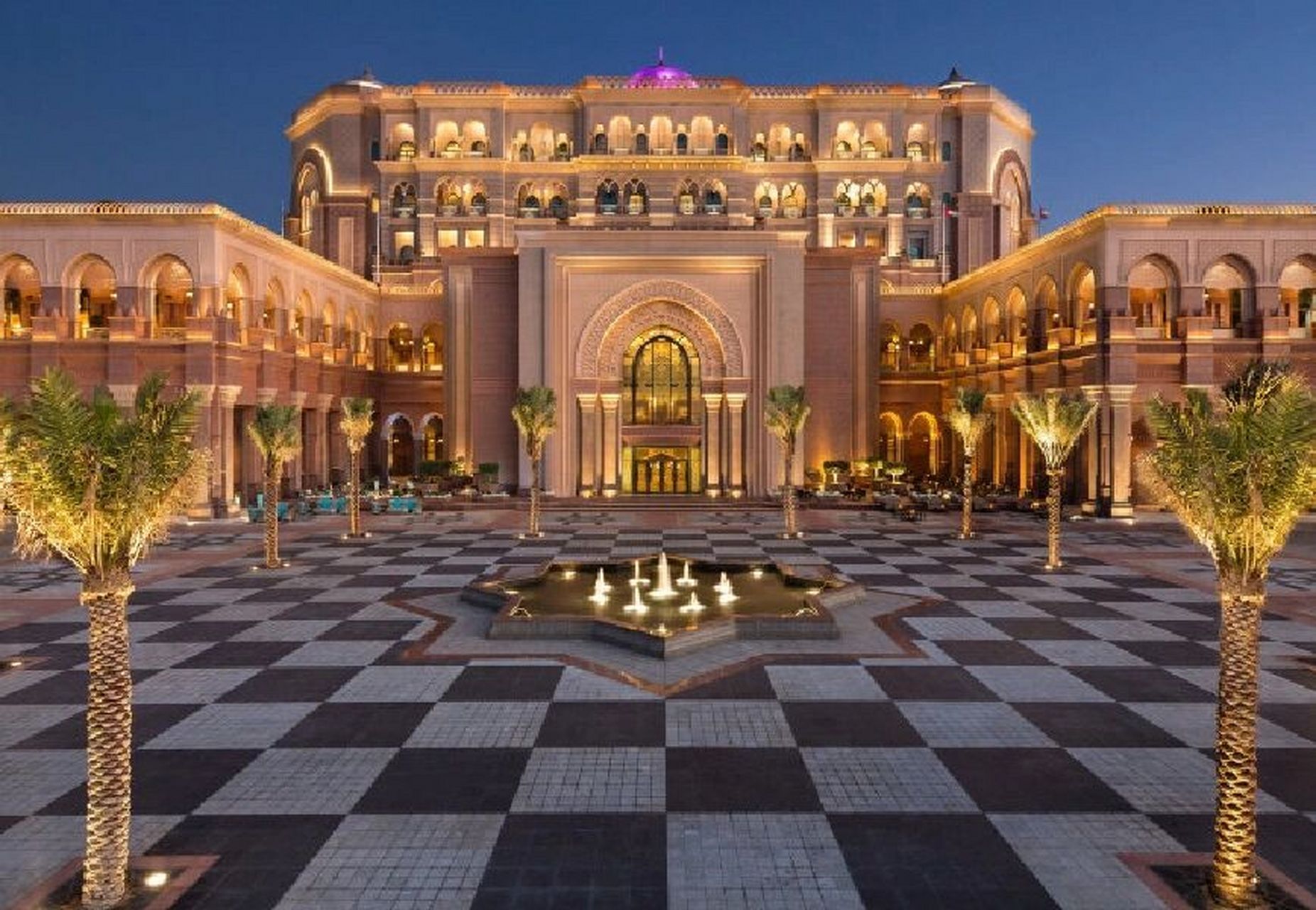阿布扎比八星皇宫酒店 阿布扎比八星皇宫酒店是迄今为止世上唯一的八