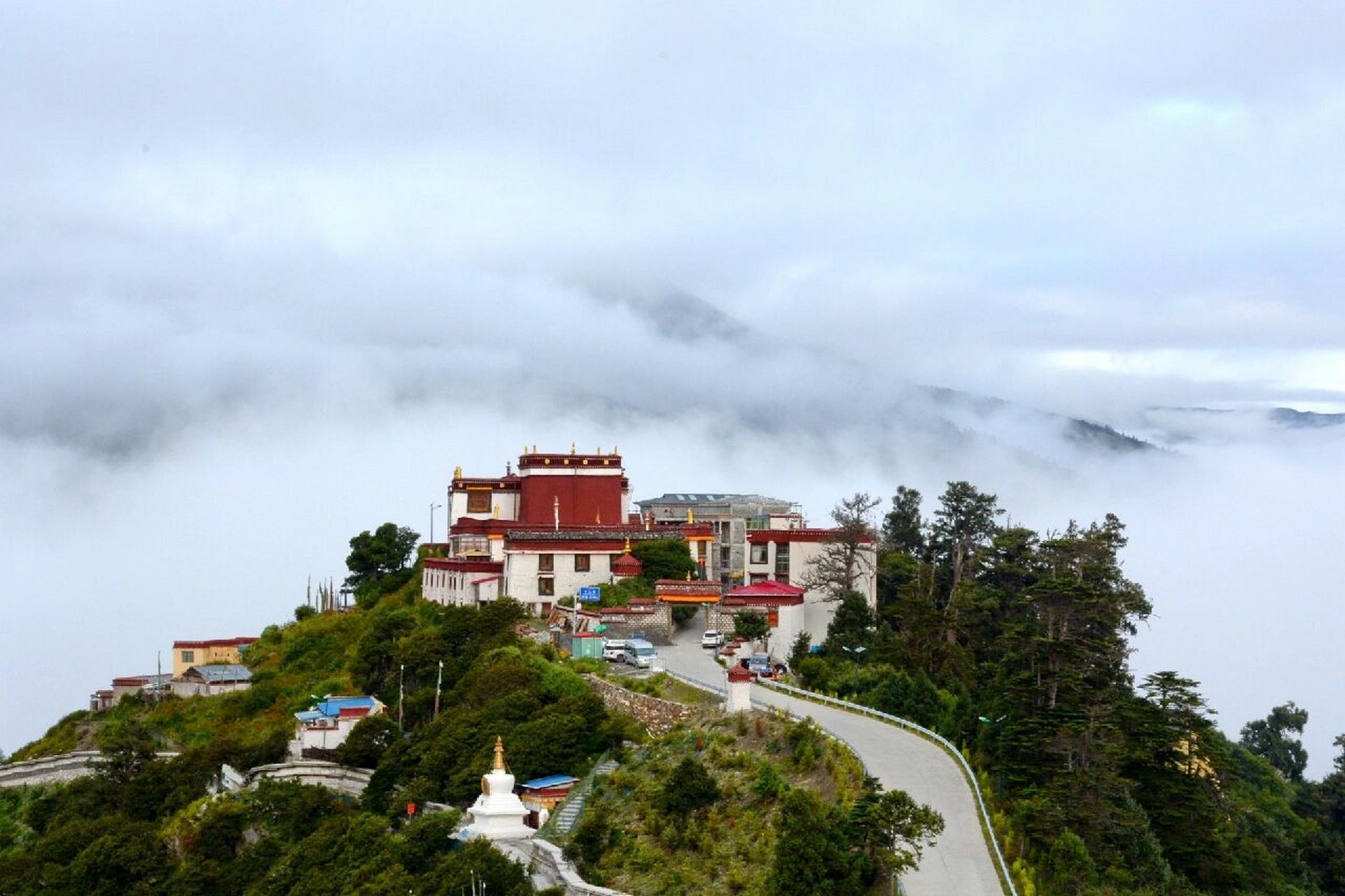 西藏不丹边境上的卡久寺 遗世独立,与不丹一山之隔的卡久寺,全称吉祥