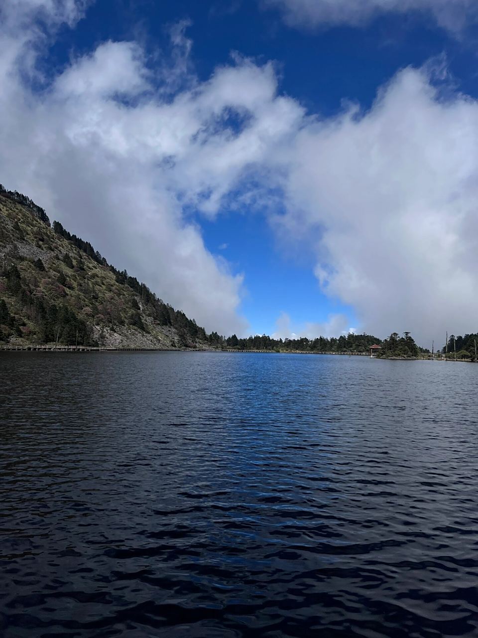 西昌螺髻山 之(山) 景区入口海拔2000米 缆车站海拔2200米 山顶黑龙潭