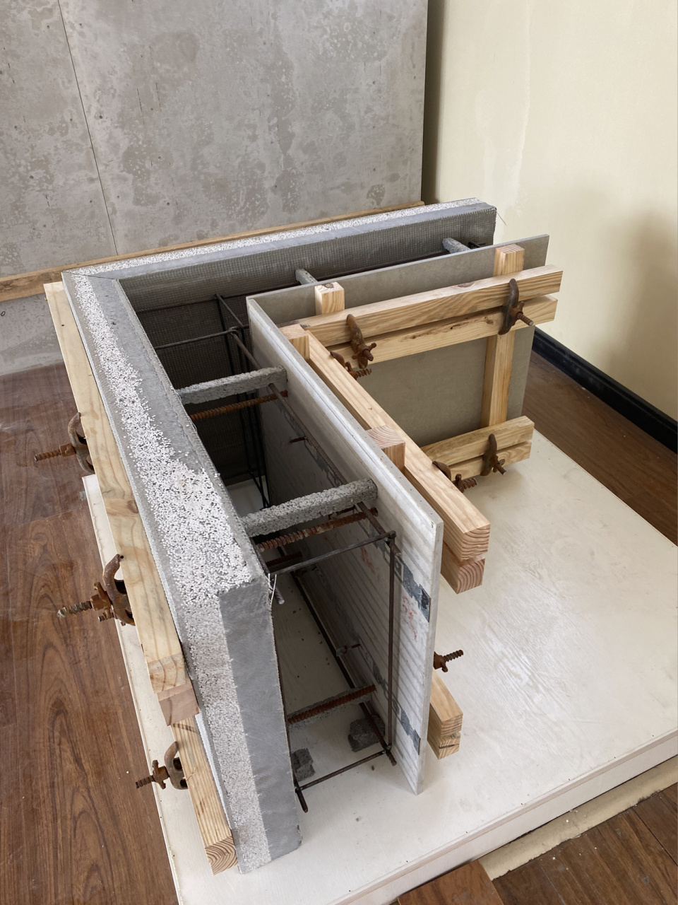 保温免拆模板的构造是怎样的?