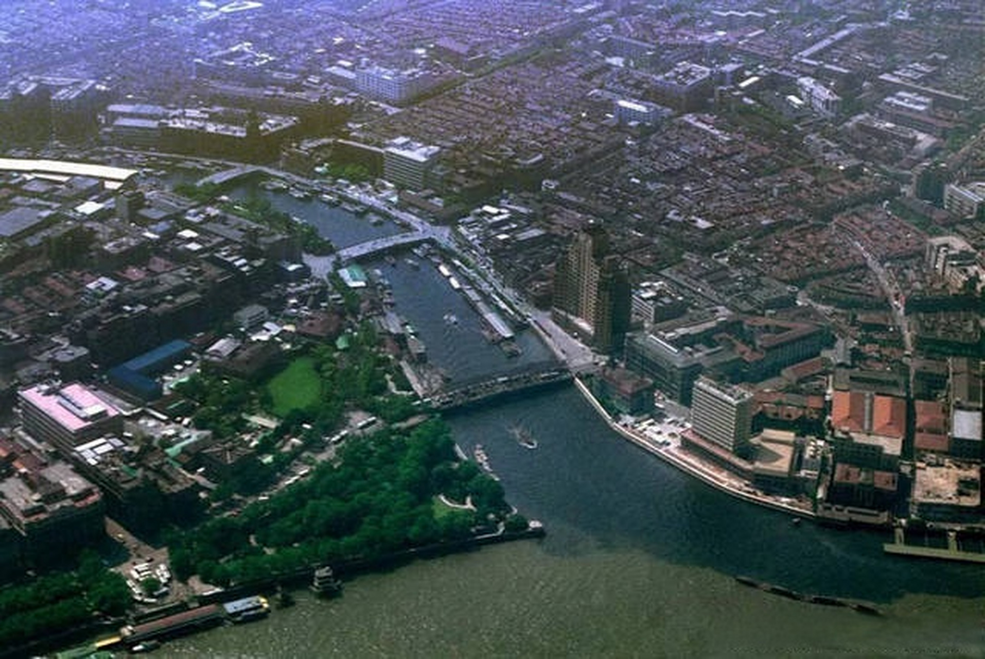 20世纪80年代航拍的苏州河黄浦江口水域.两种颜色两种水质,泾渭分明