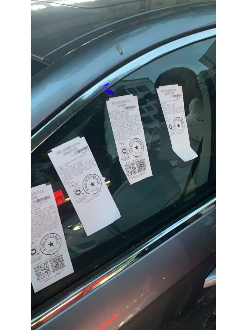 临牌违停被贴罚单了! 救命 第一次被罚 在深圳,一下4张罚单400块!