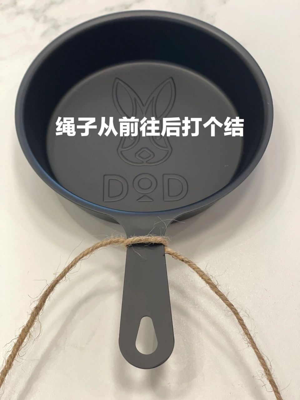 教你绑绳子 只需要用一根麻绳,像小时候编手链那样把手柄包裹起来,太