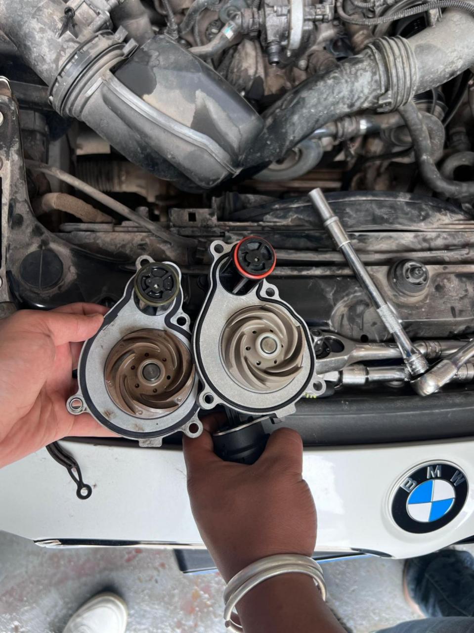 宝马3系,水泵坏了漏水,更换水泵中