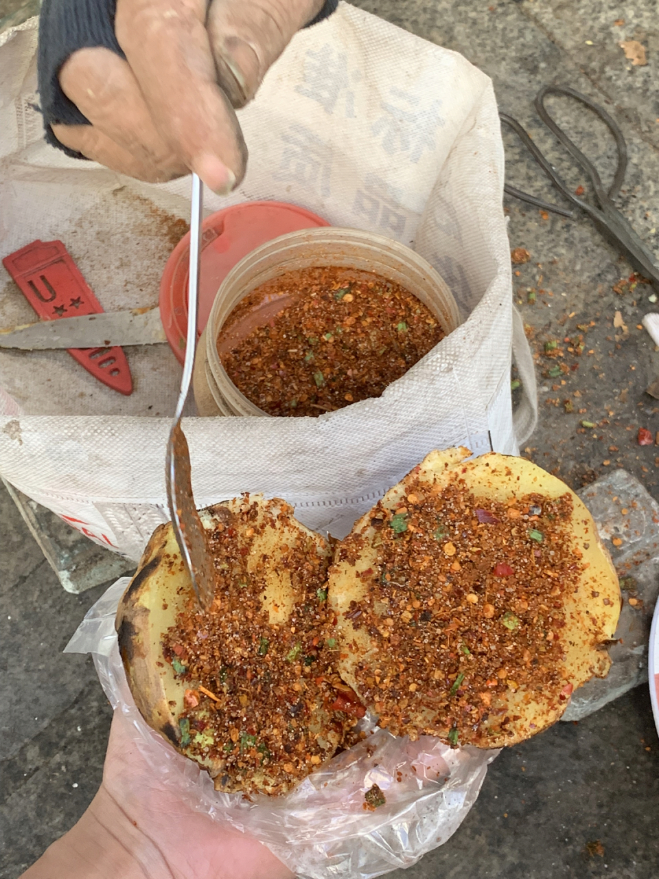 西昌美食|凉山汉堡真的香97才5r/个 好喜欢吃烤洋芋啊～ 高山洋芋真