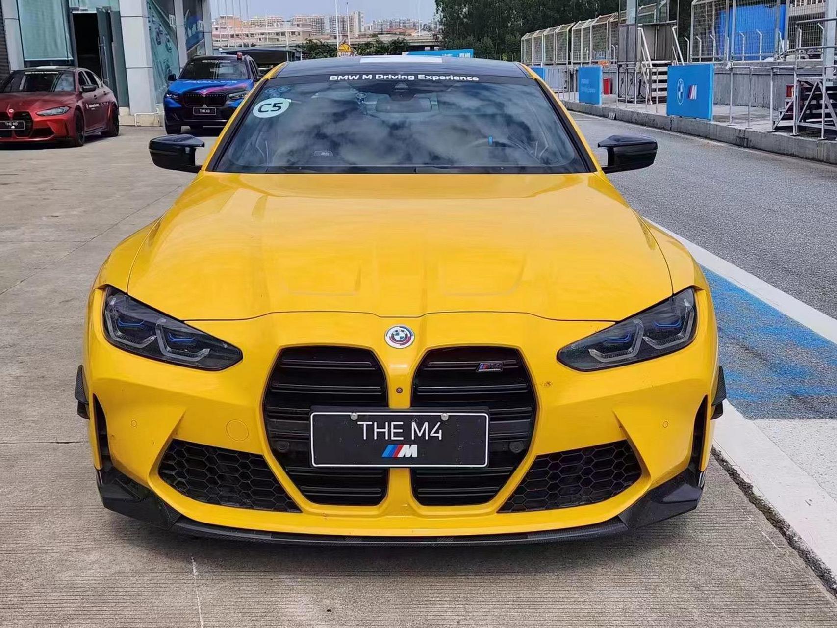 宝马m4-943900 限量款 竞速黄/黑  漆面35000  桶椅46000  轮毂5000