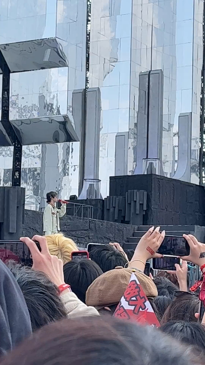 华晨宇演唱会《寻》 好喜欢