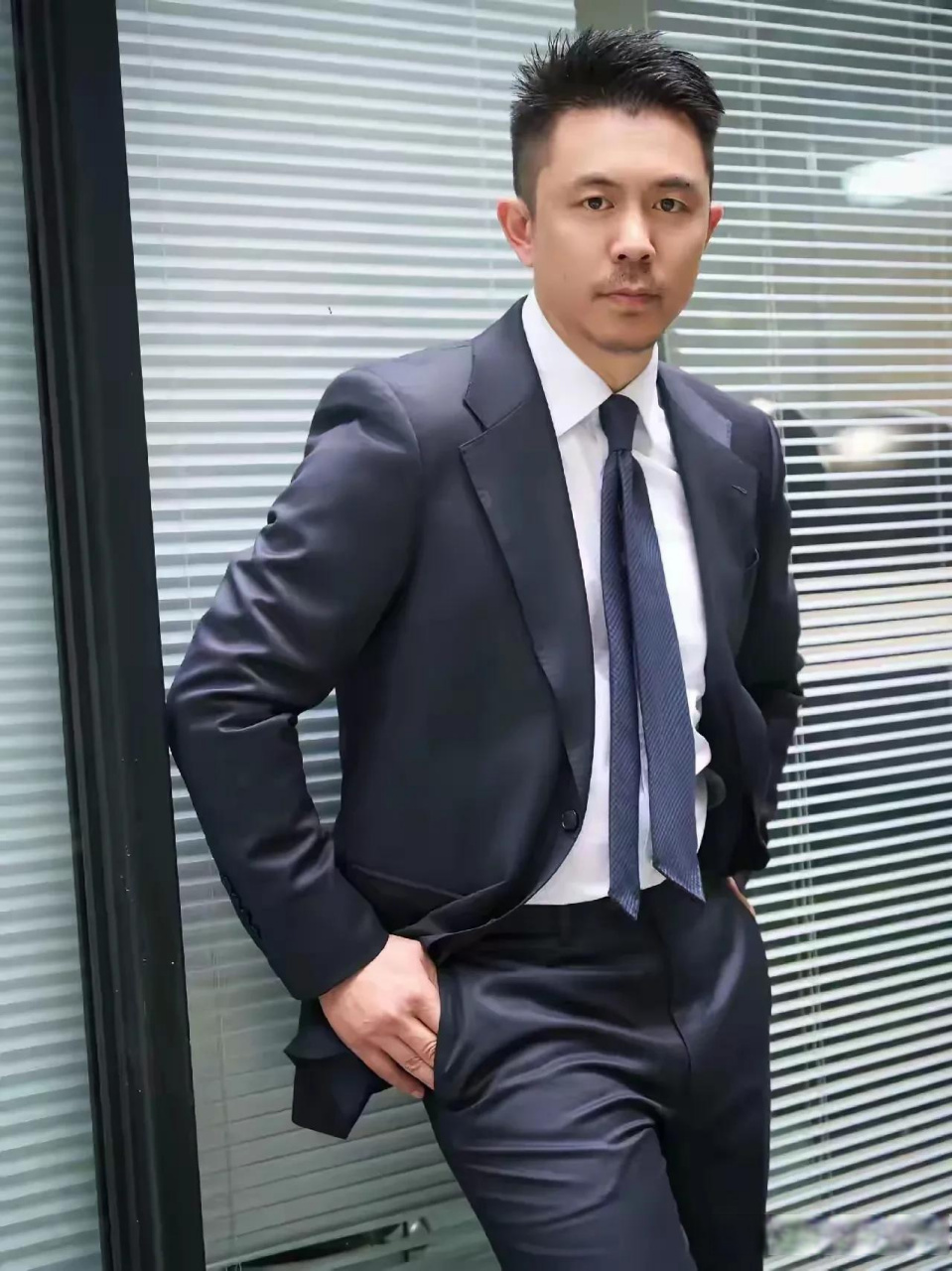 西装革履,尽显绅士风度.