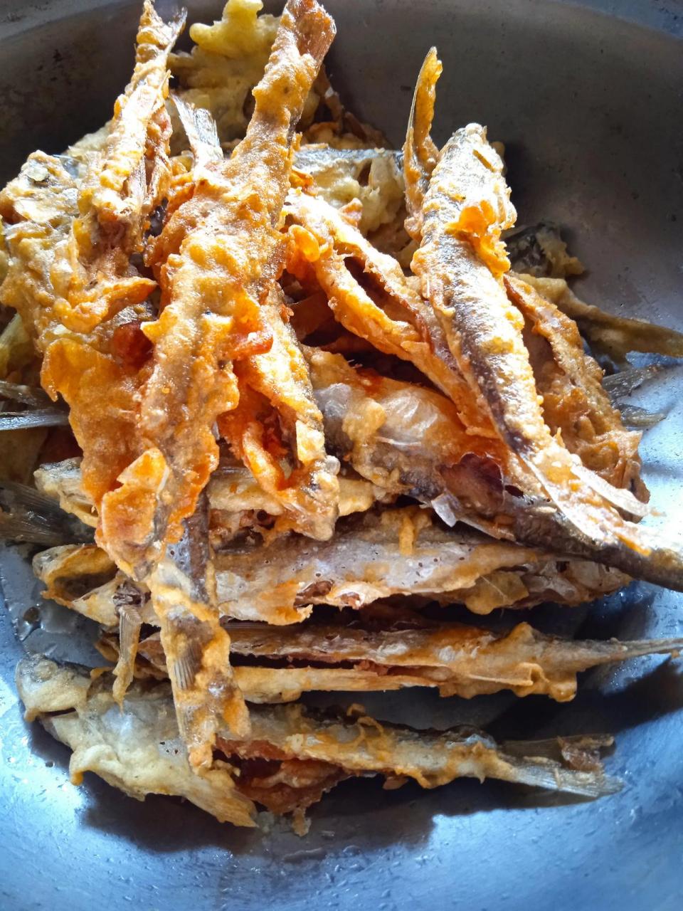 条子鱼20块钱一公斤,买了十块钱的小鱼,回家收拾干净裹上面粉油炸,焦