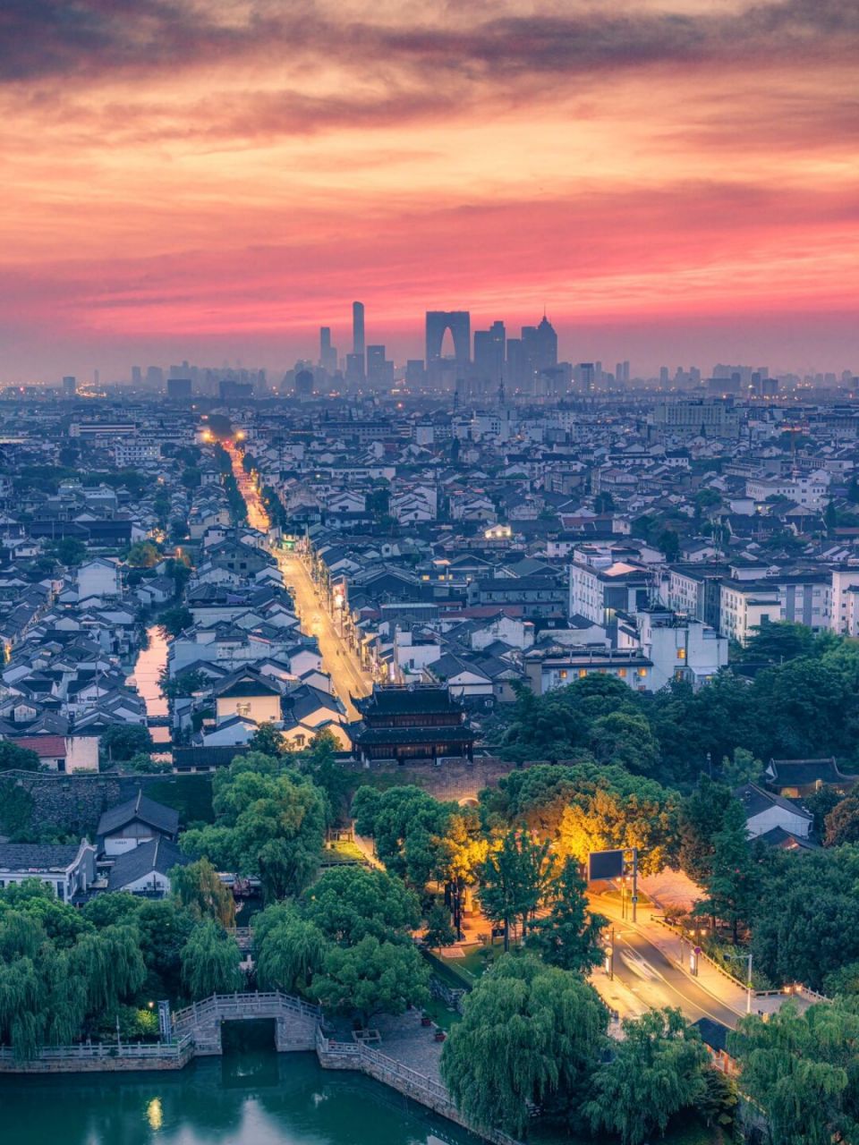 我用御3pro的广角和中焦在日出前拍摄了阊门遗址和苏州cbd的合影 因为