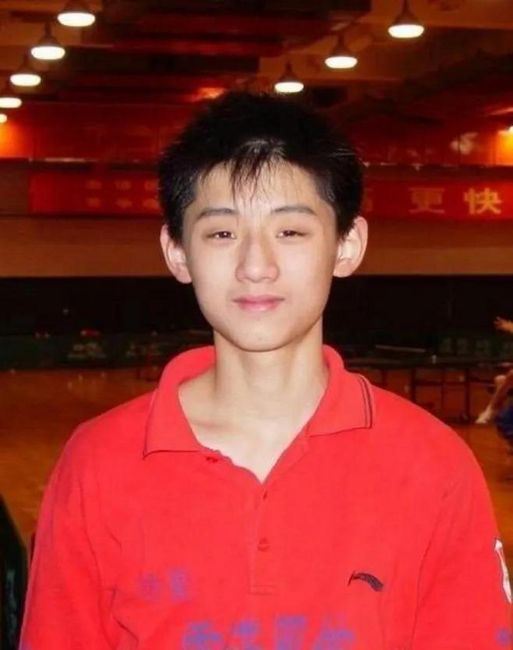 张继科这种从小看起来就满脸乖巧, 根正苗红,接受正规教育的好孩子