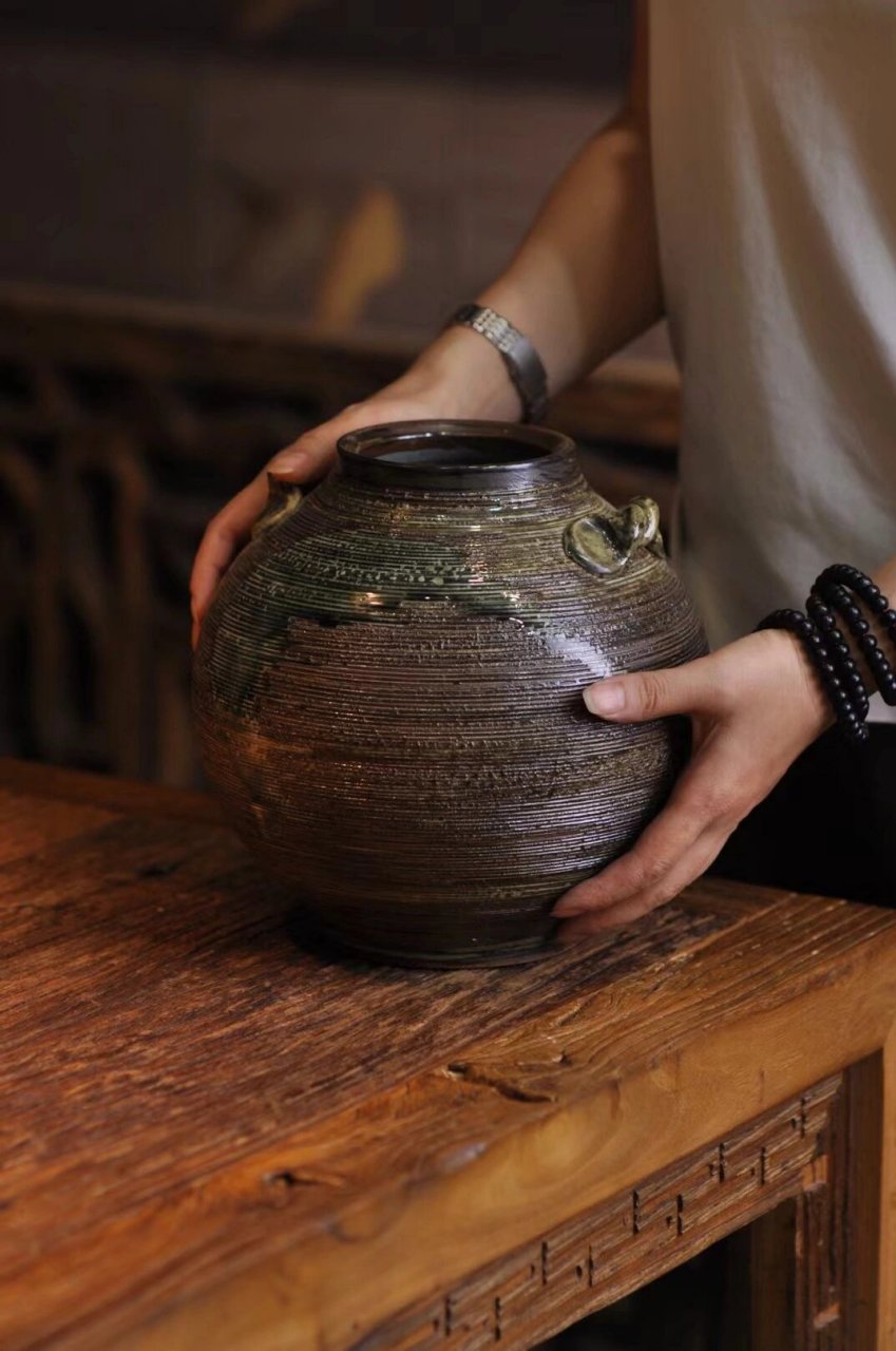 日本信乐烧大花瓶 旋纹大花器 全新原书原箱 直径约22厘米-高约20厘米