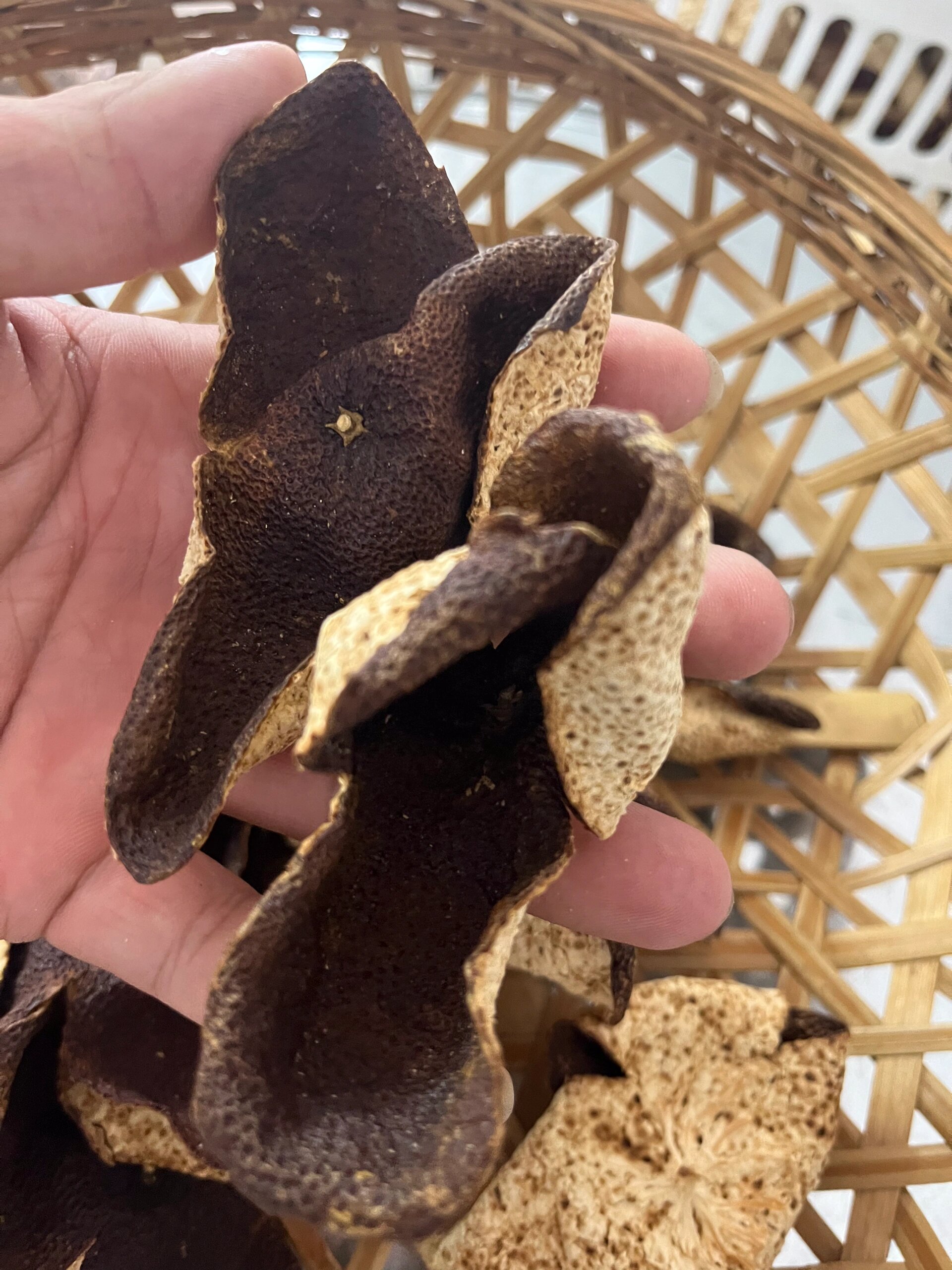 1 热痰 痰黄黏稠,坚而成块,因热邪煎熬津液,灼炼成痰之故.