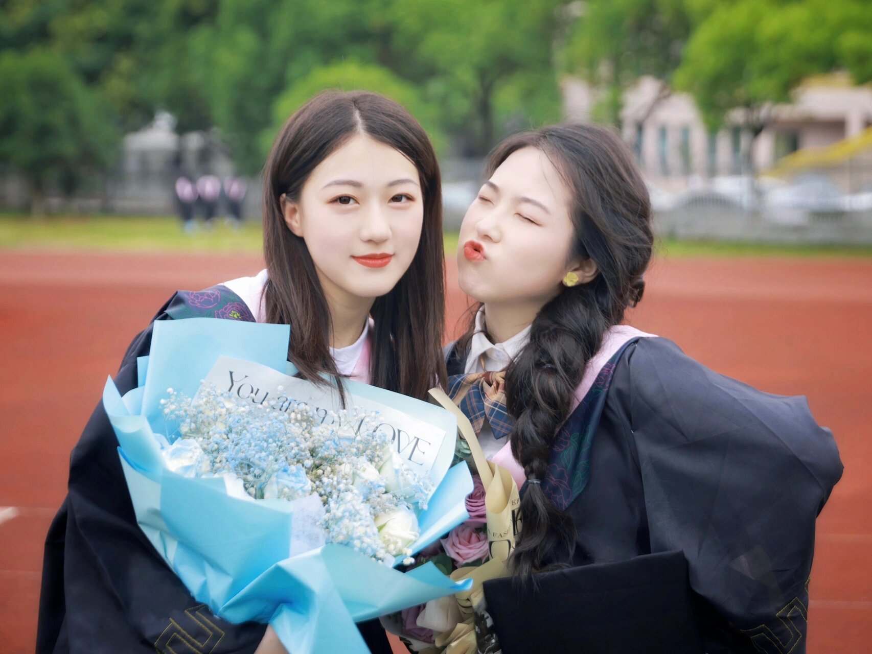 特别特别喜欢拍毕业照当天的发型!