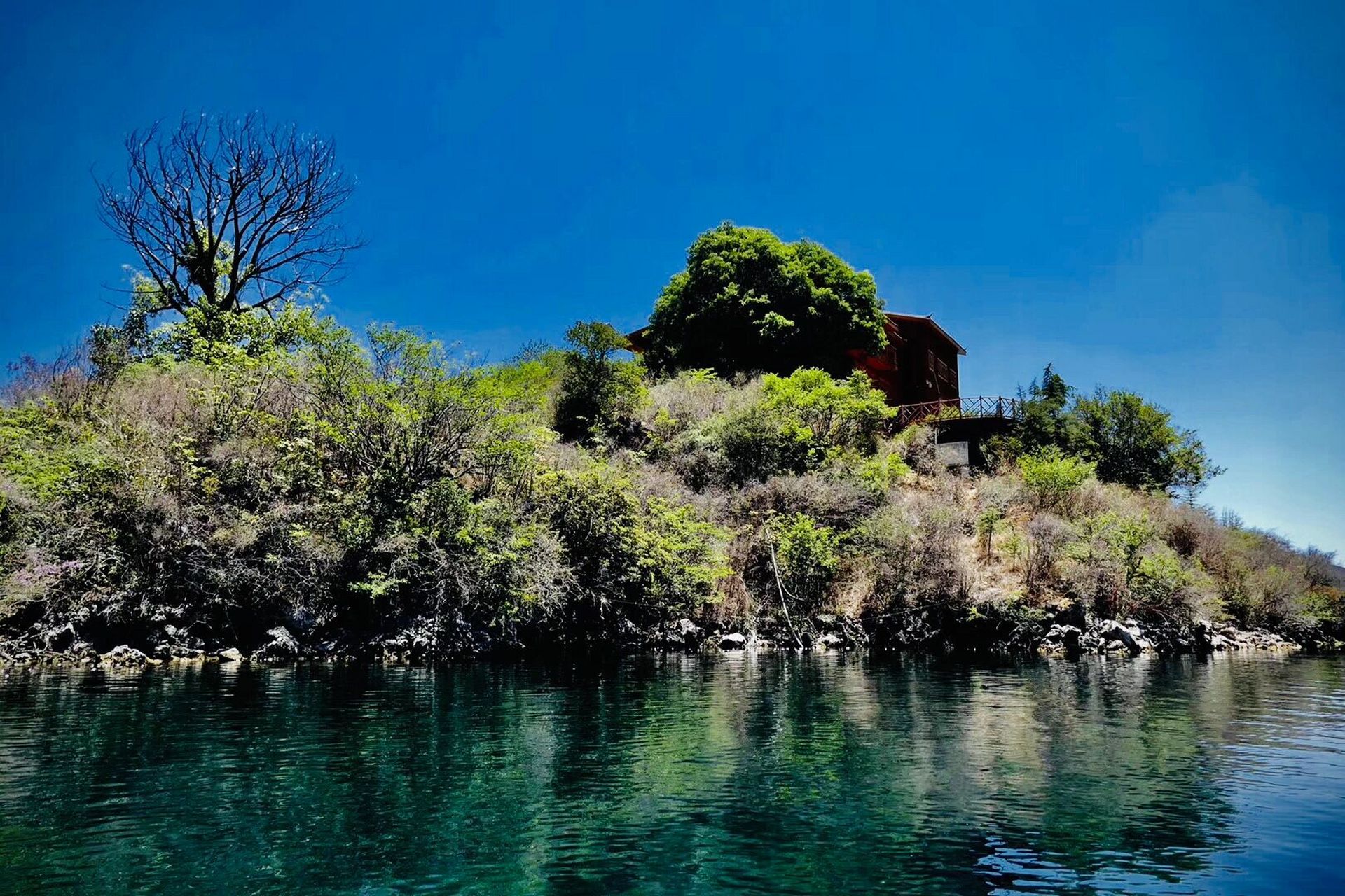 县与云南省宁蒗县交界处,为川滇共辖,湖东为盐源县泸沽湖镇(原左所区)