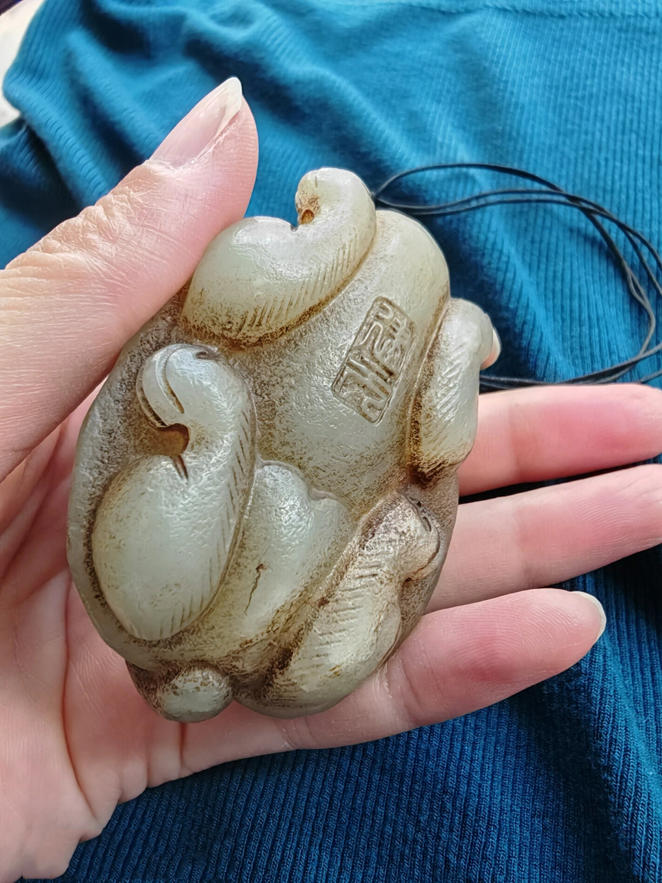 5厘米,厚2.5厘米.底有款:建元.玉表面已形成橘皮纹.龙龟肚子上刻有"