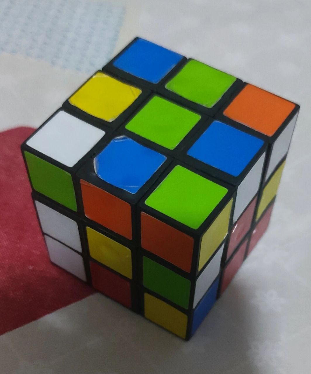 如何复原魔方 首先要有一个打乱的魔方,(图一)根据色相调好方向.