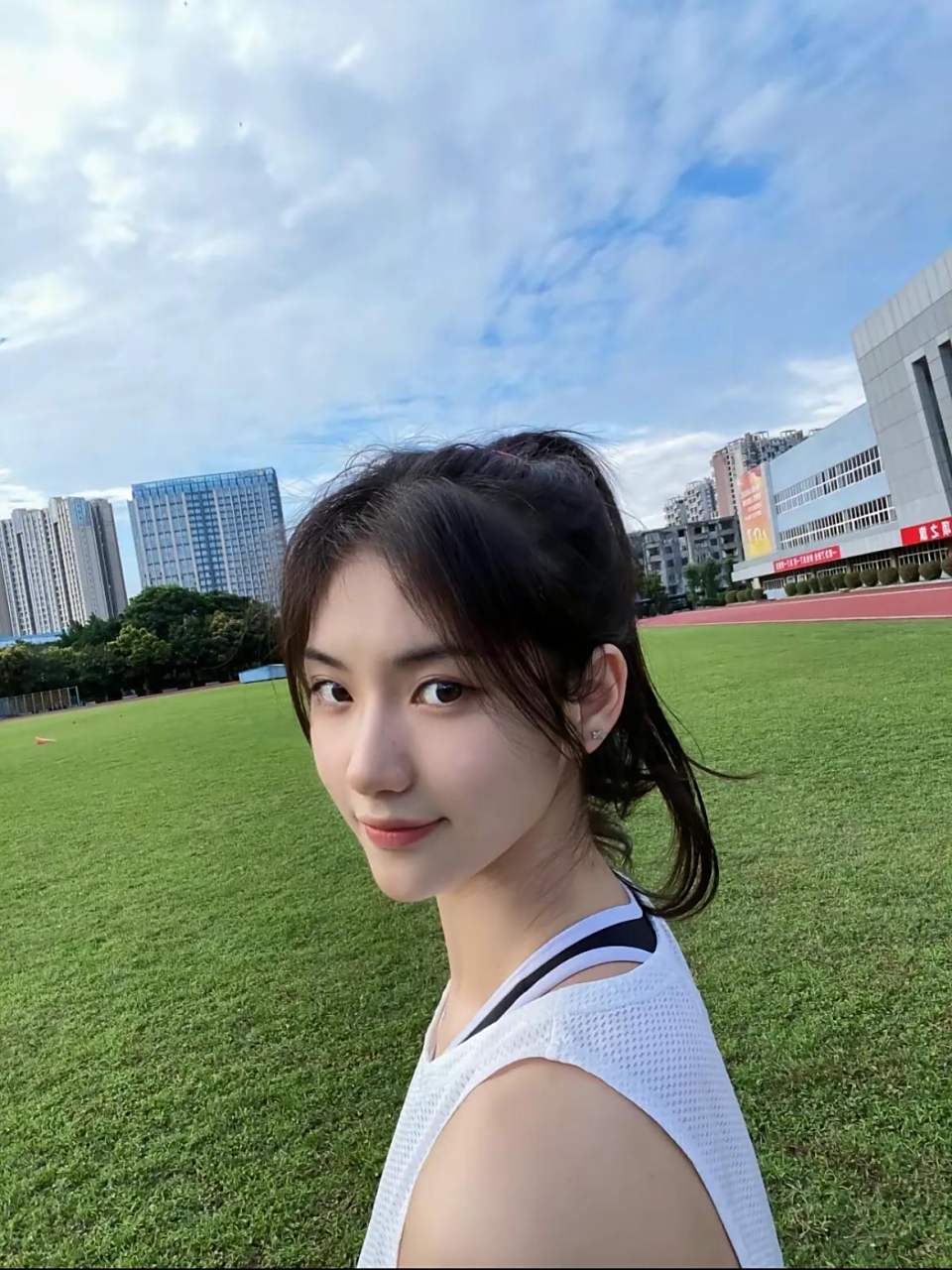 再分享几张夏思凝的生活照,太清纯可爱了,国民校花的感觉.