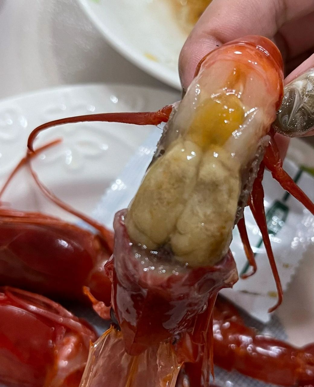 个人觉得红魔虾生吃比较好吃吧,纯纯吃头的膏挺鲜美的,虾肉味道是比较