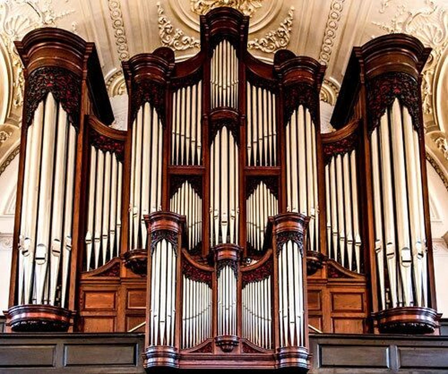 世界上体积最大的乐器: 管风琴  管风琴(pipe organ),气鸣式键盘乐器