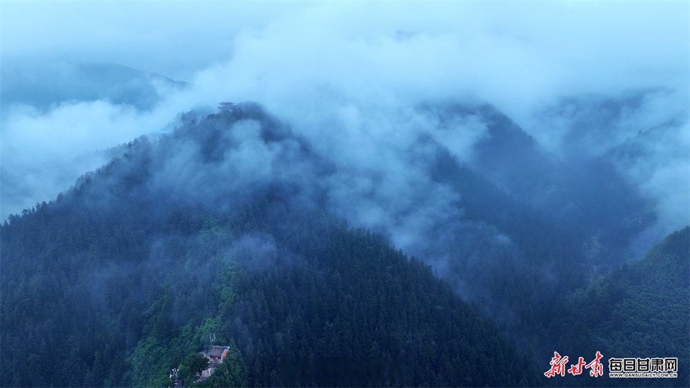 青黛色的山峦在薄雾中若隐若现,宛如水墨长卷徐徐展开,勾勒出一幅动静