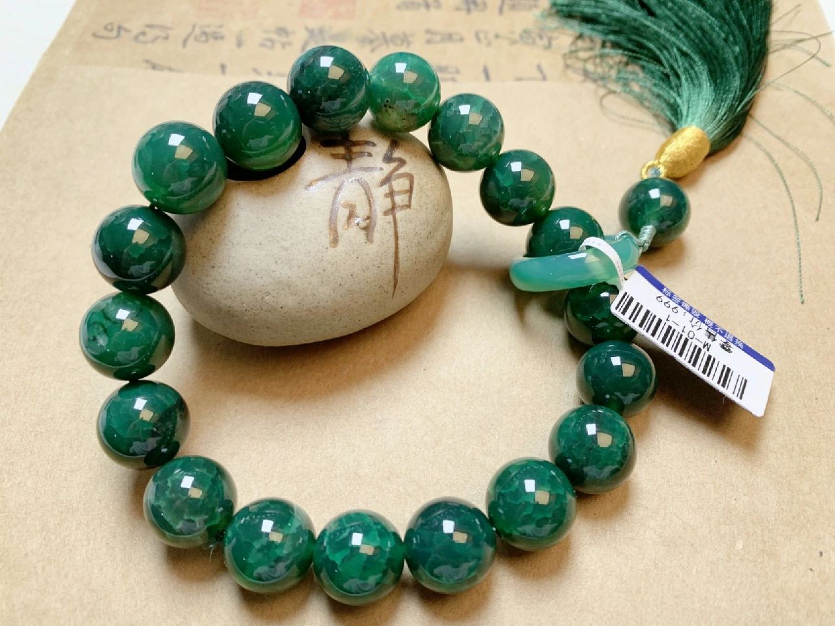 龙鳞凤血玛瑙手串识别真假 1,观色泽 天然龙鳞玛瑙的色泽明亮,鲜艳,而