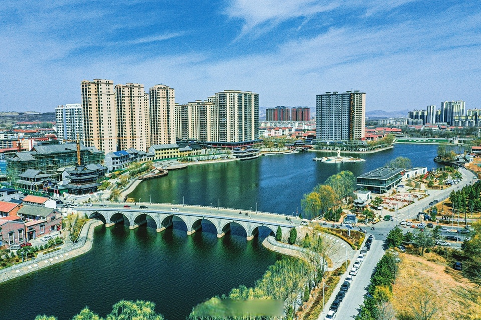【全力打造山水名城】3月22日,俯瞰长治市壶关县中央公园,碧水蓝天