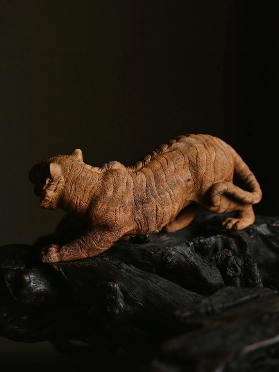" 虎虎生威 " 老山檀|虎虎生威 整料雕刻,猛虎威猛雄健,目光锐利,神韵