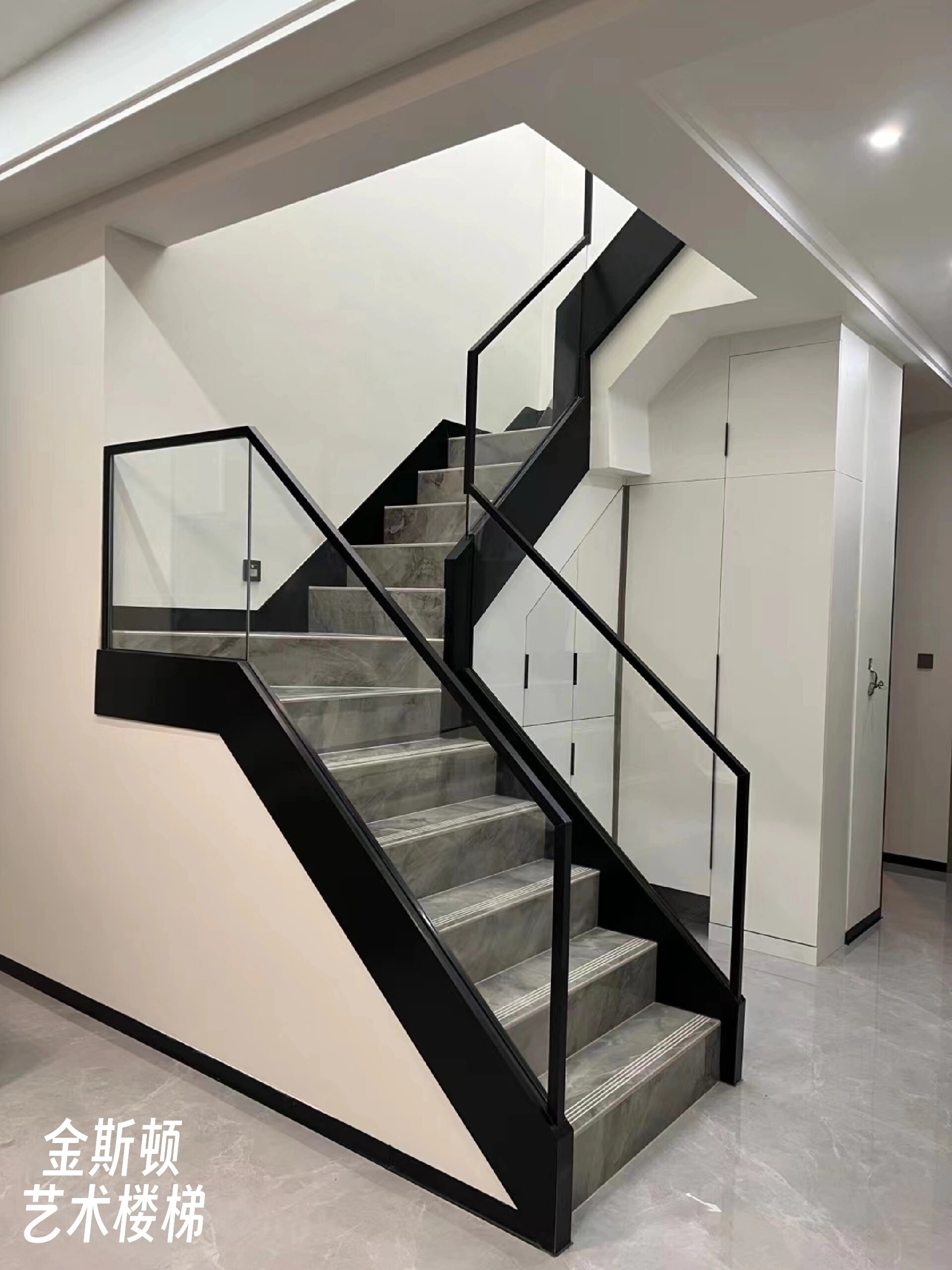 成都艺术楼梯 梯邦钢板喷漆 玻璃栏杆