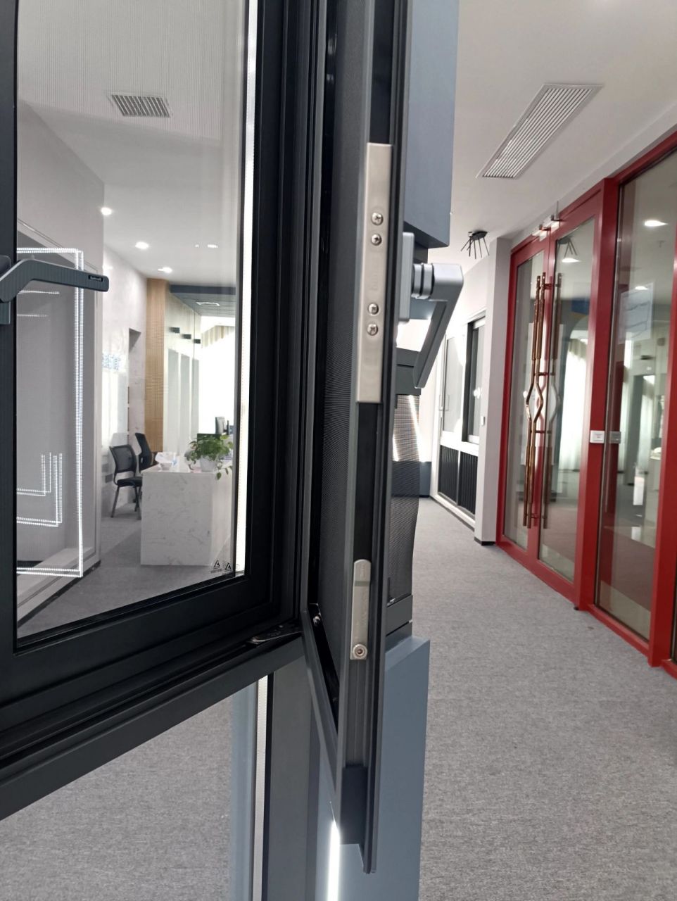 中铝铝材系统门窗    120系统窗 抗风压性能11级 隔音系数≥28-40db