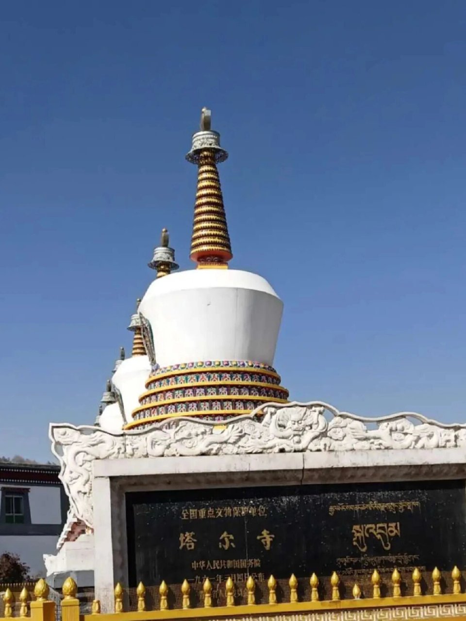 1,杭州灵顺寺 灵顺寺位于杭州北高峰山巅,历史悠久,文物众多,是杭州