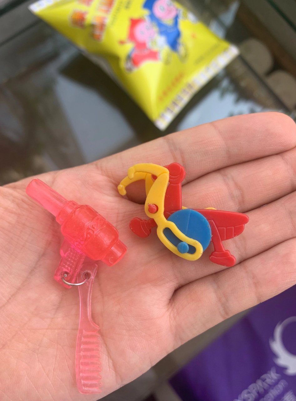 康康饼 好吃也好玩 每周都会买 就是为了里面不同的玩具 康康蔬菜饼的