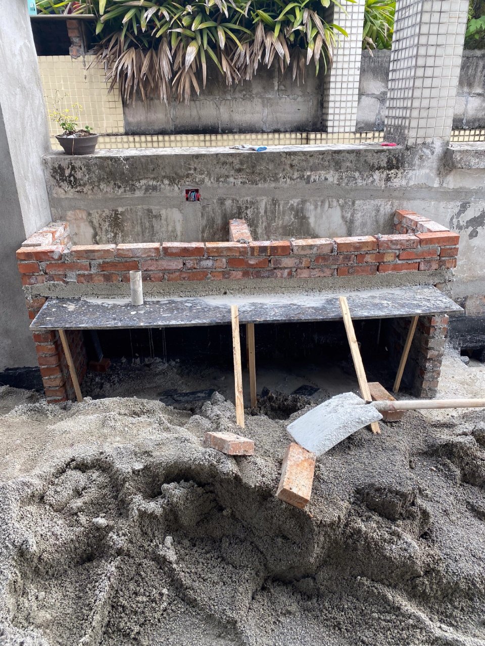 户外砖砌洗手池～ 家里除了橱柜,二楼洗手台也选择了砌05 现在对砖