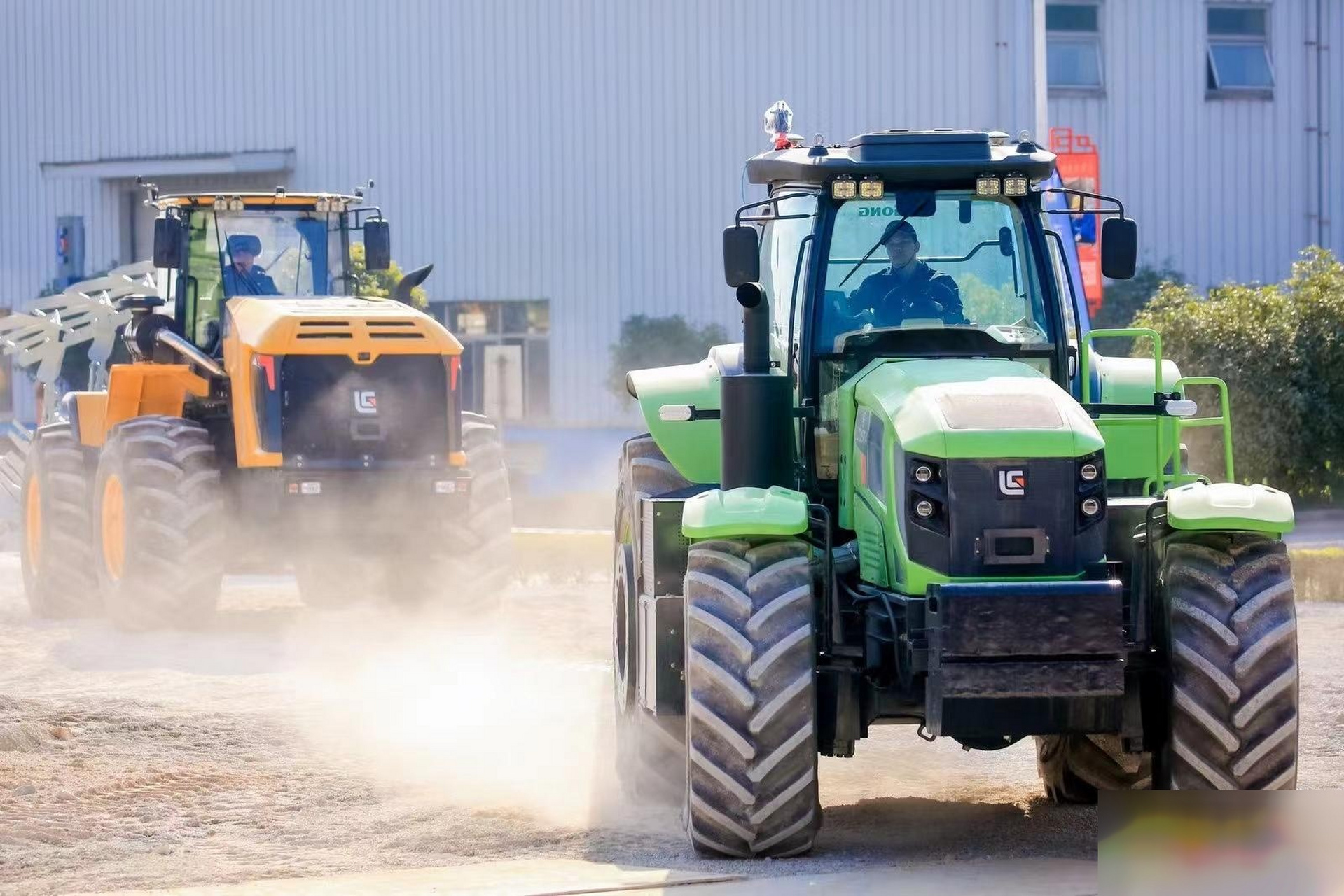 柳工拖拉机具有以下特点: 1. 结构先进,操纵灵活,可靠性强. 2.