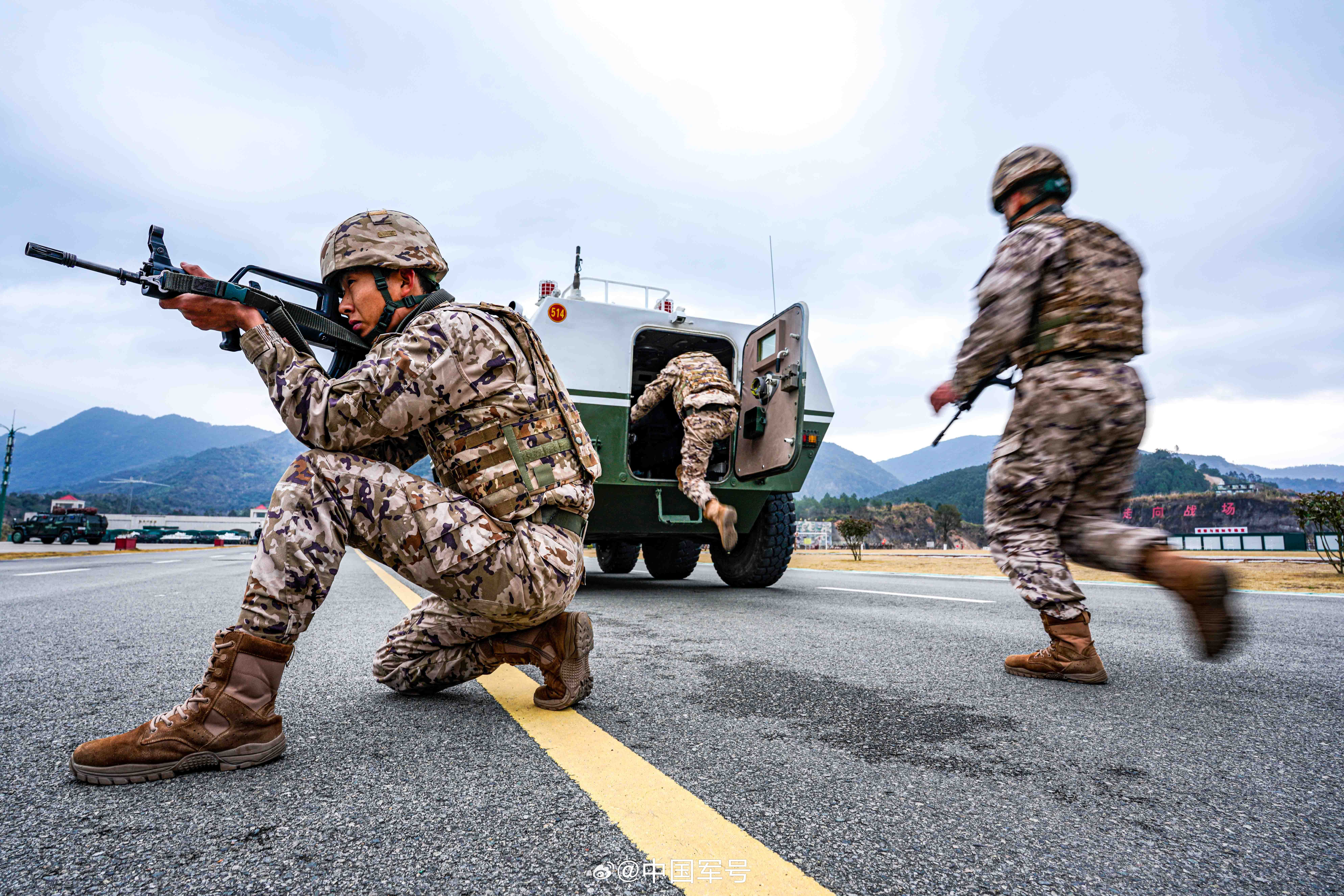 组图感受训练场上热血瞬间#】近日,武警福建总队机动支队充分模拟