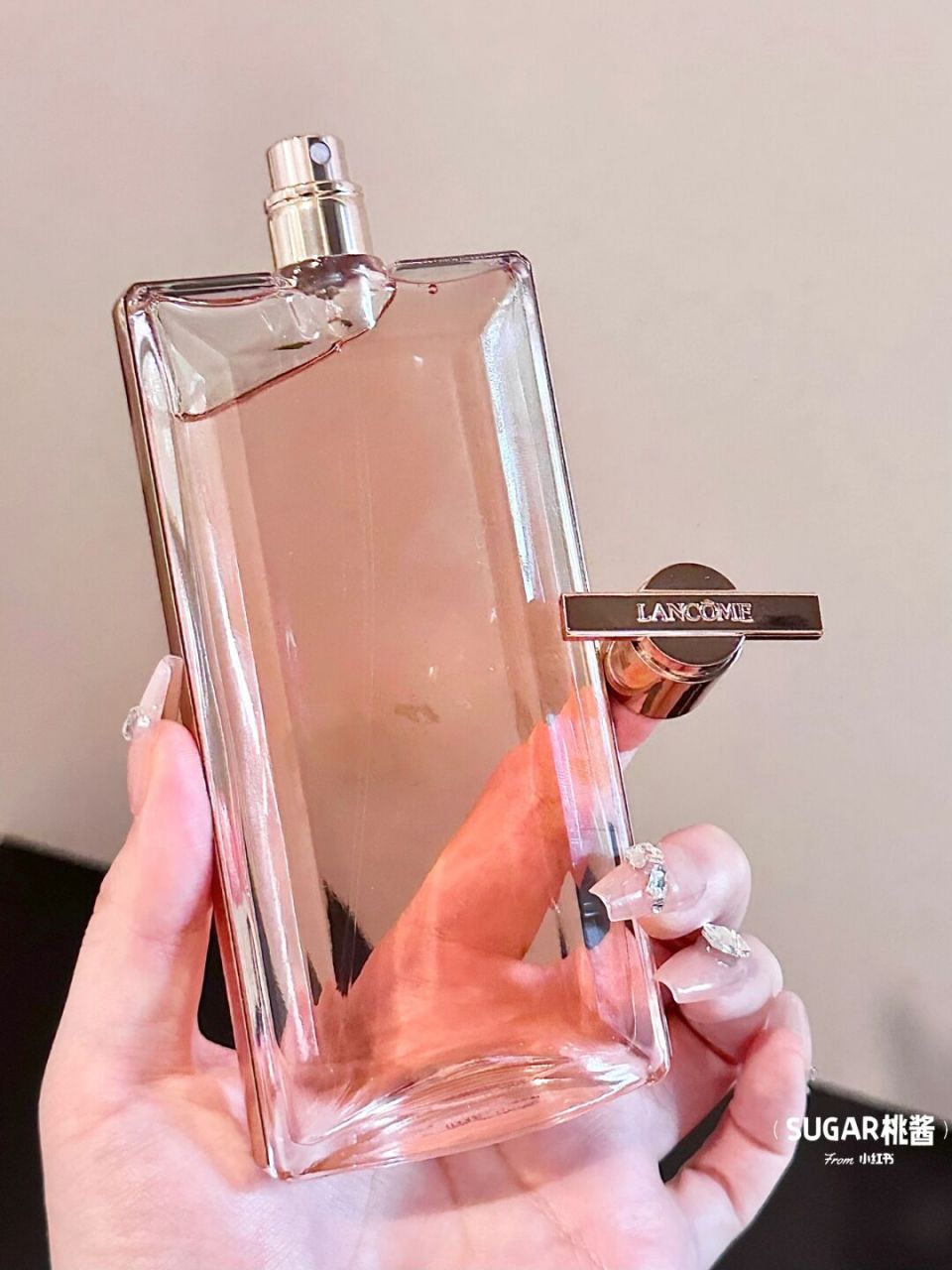 明媚又鲜活的兰蔻id08le是我香水 粉色清透的瓶身巨纤薄精致!