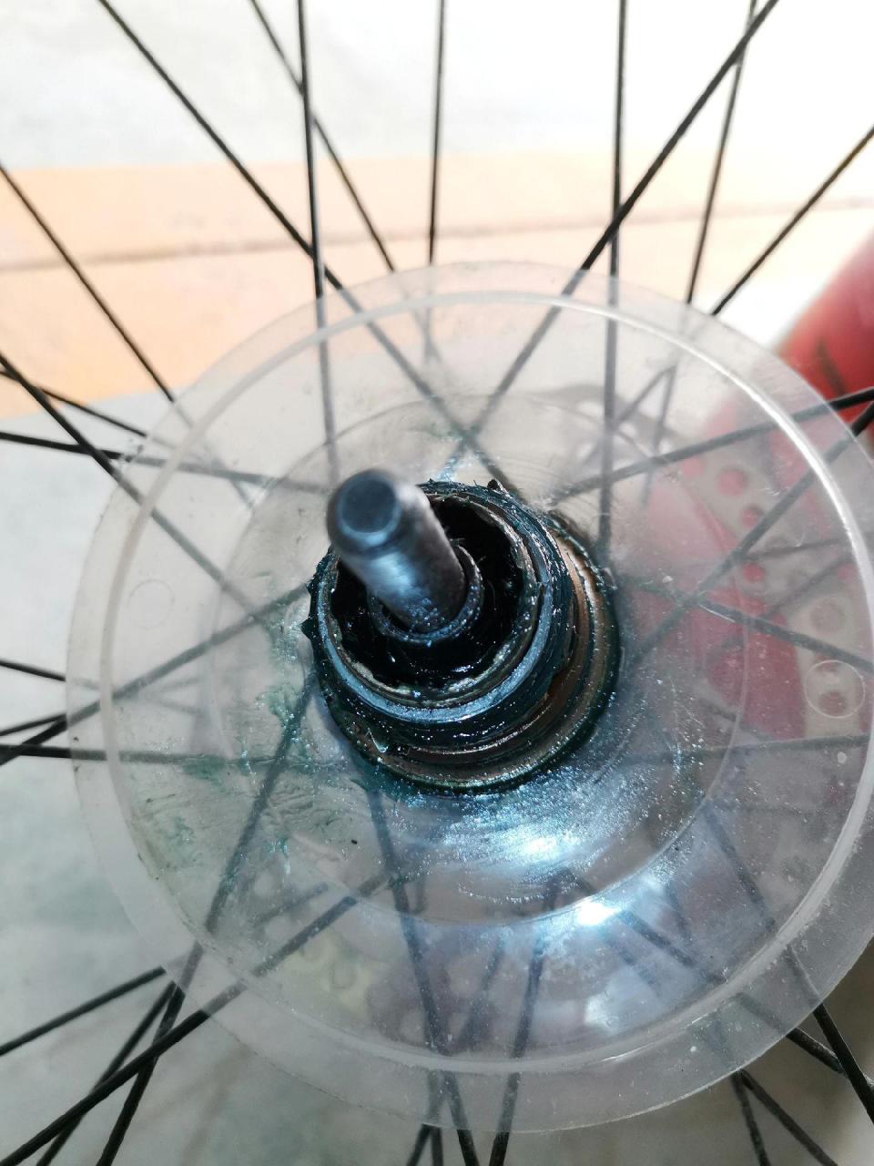 山地车后轮滚珠改轴承.