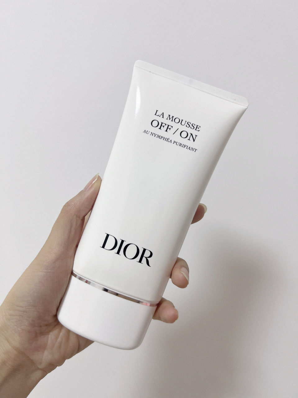 迪奥睡莲洗面奶,麻烦帮忙鉴定下真假 打开外包装后,发现瓶身有很多